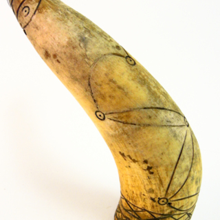 Corne à boire — poire à poudre — g-2026-B