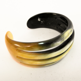 Bracelets, broches et porte-clés — G-5053