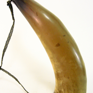 Corne à boire — poire à poudre — g-2030-B