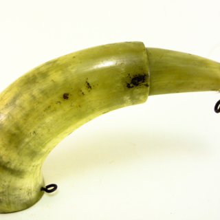 Corne à boire — poire à poudre — g-2035-B