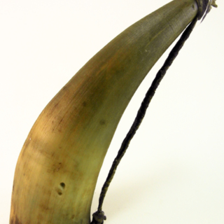 Corne à boire — poire à poudre — g-2041-B