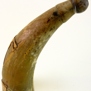 Corne à boire — poire à poudre — g-2013-B