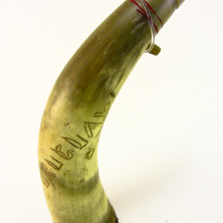 Corne à boire — poire à poudre — g-2044-B