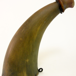 Corne à boire — poire à poudre — g-2042-B
