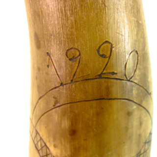 Corne à boire — poire à poudre — G-2034
